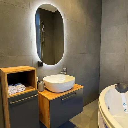 Luxus Mit Whirlpool In アパート *